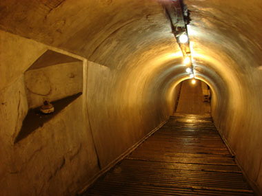 Спуск в подземную казарму от тыльного выхода и силовой станции.