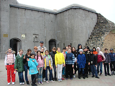 Экскурсионная группа у входа в казематы форта. Фото ВДК.