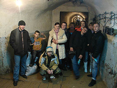 Группа экскурсантов на развилке тоннелей.